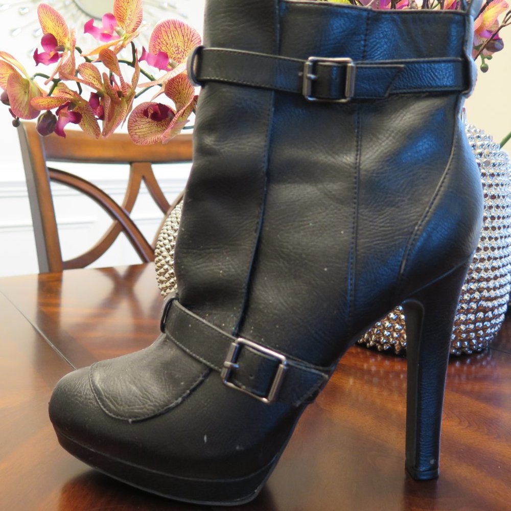 Used - Vera Wang Platform Boot Size 10